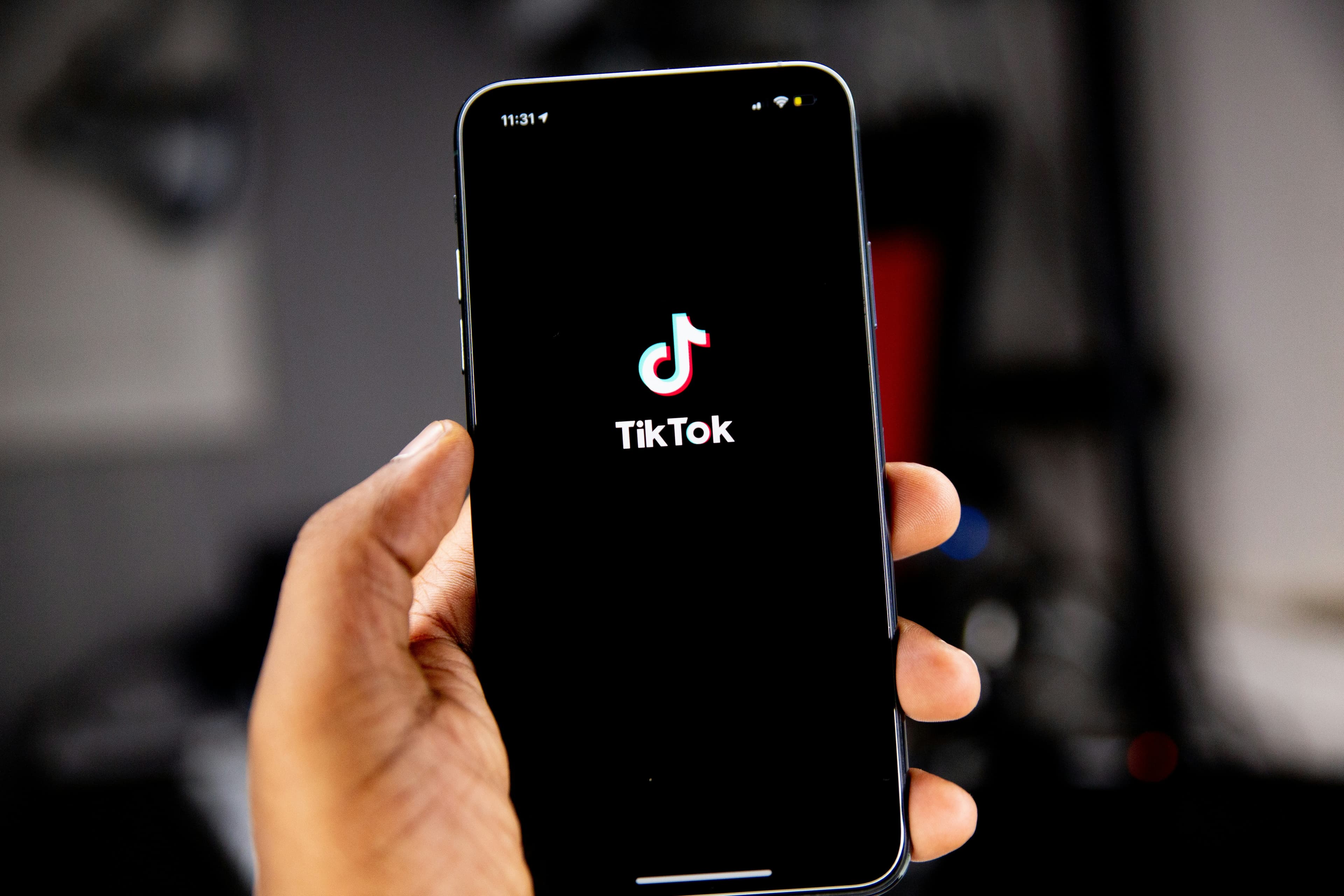TikTok content creator showcasing a product with an ecommerce store link